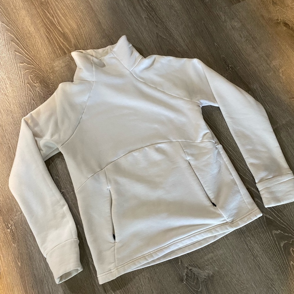 Athlete pullover